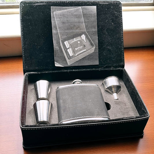 Leatherette Flask Set
